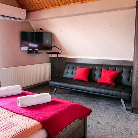 Emi Vendeghaz Hotel Balatonszemes Bagian luar foto