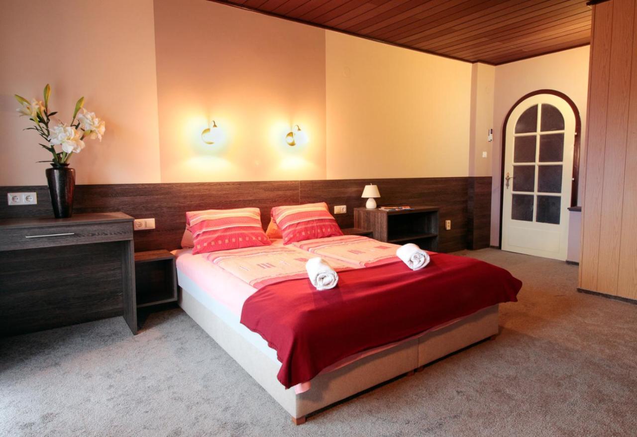 Emi Vendeghaz Hotel Balatonszemes Bagian luar foto