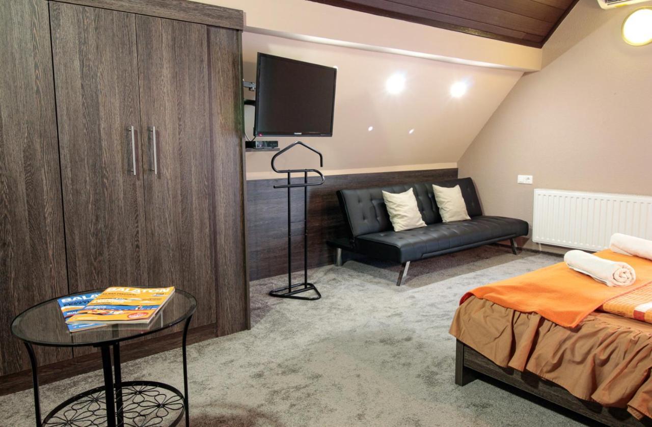 Emi Vendeghaz Hotel Balatonszemes Bagian luar foto
