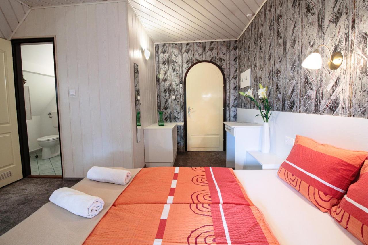Emi Vendeghaz Hotel Balatonszemes Bagian luar foto