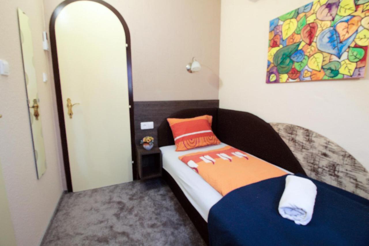 Emi Vendeghaz Hotel Balatonszemes Bagian luar foto