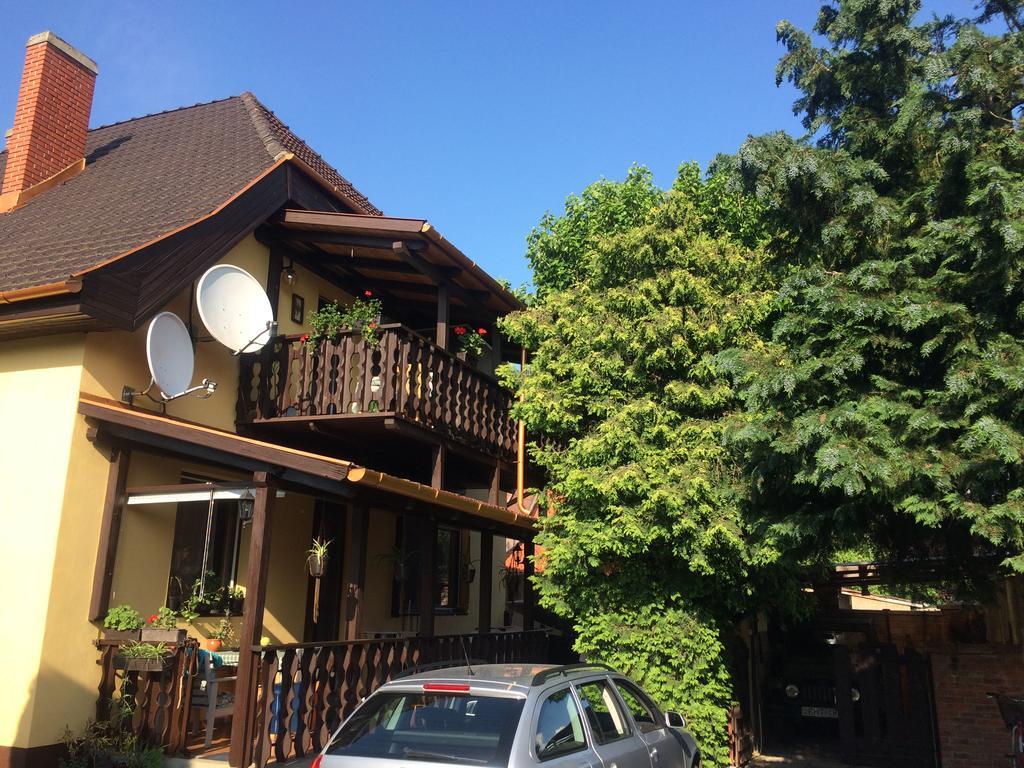 Emi Vendeghaz Hotel Balatonszemes Bagian luar foto