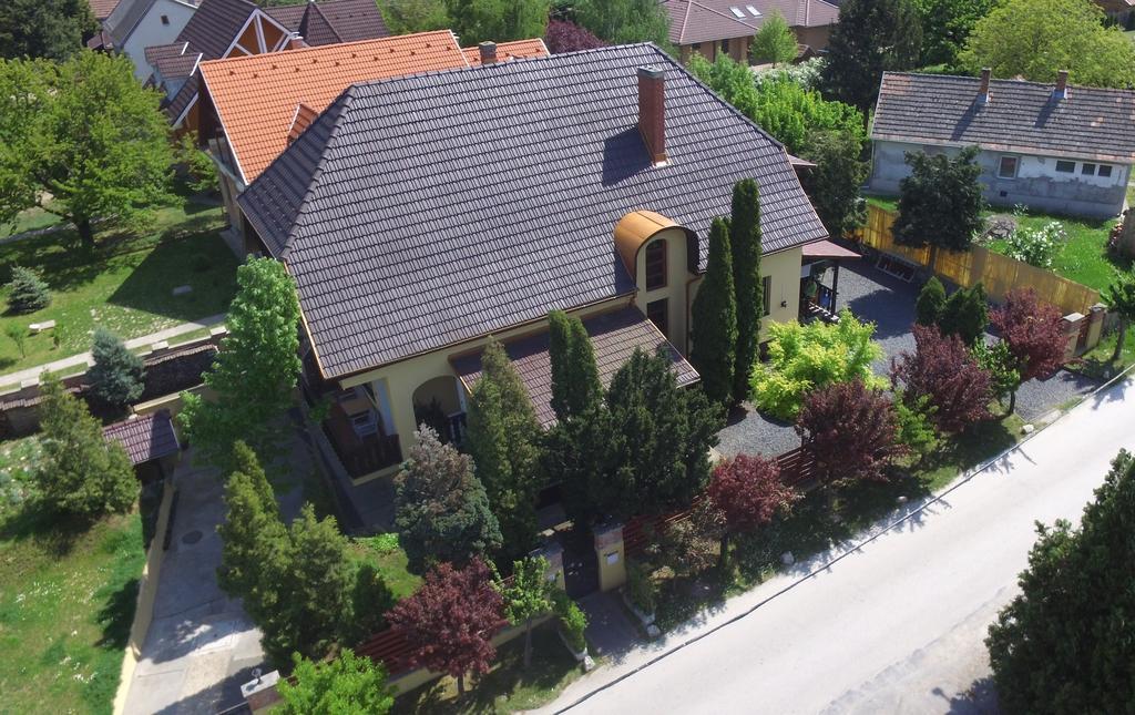 Emi Vendeghaz Hotel Balatonszemes Bagian luar foto