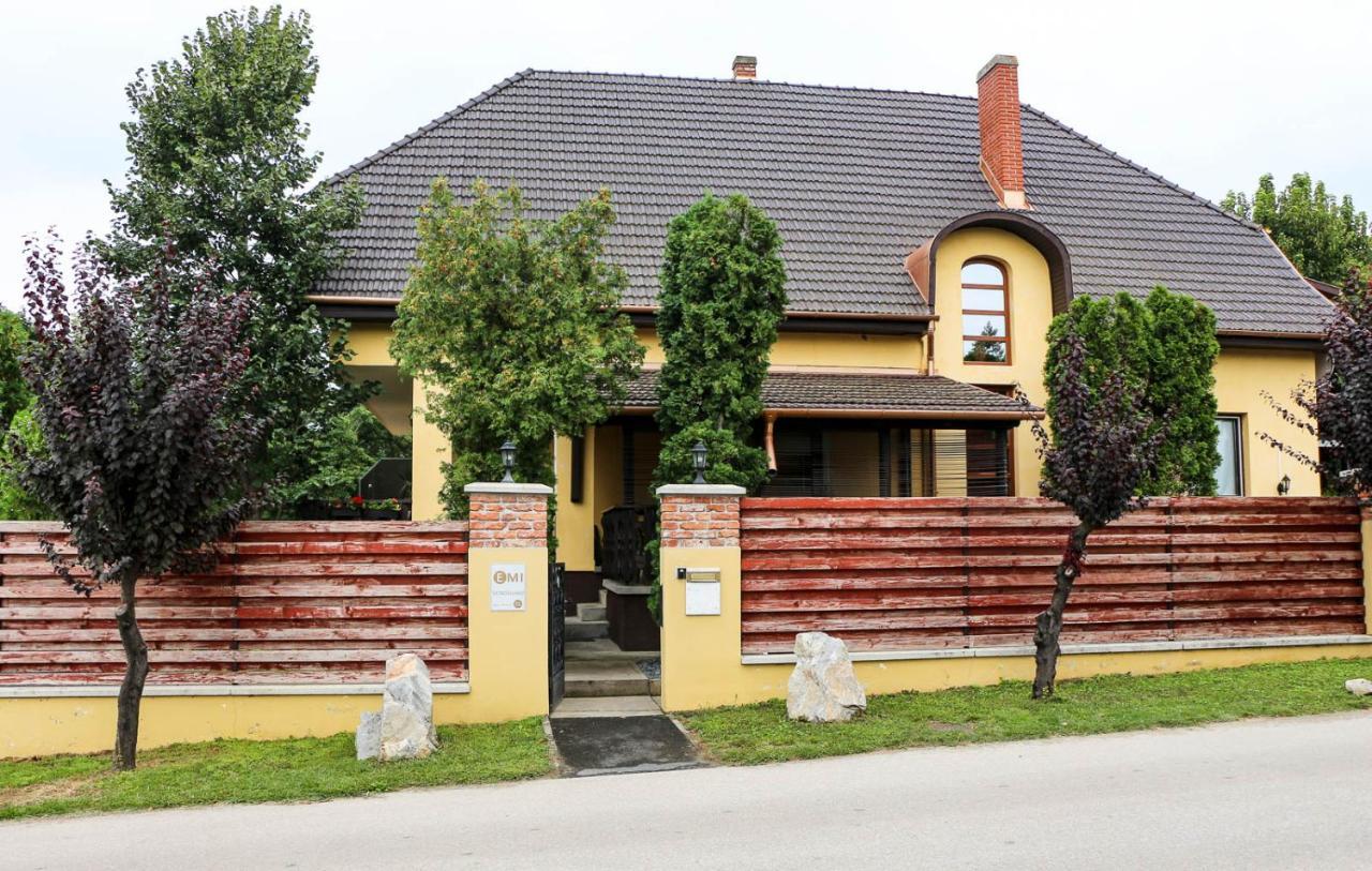 Emi Vendeghaz Hotel Balatonszemes Bagian luar foto