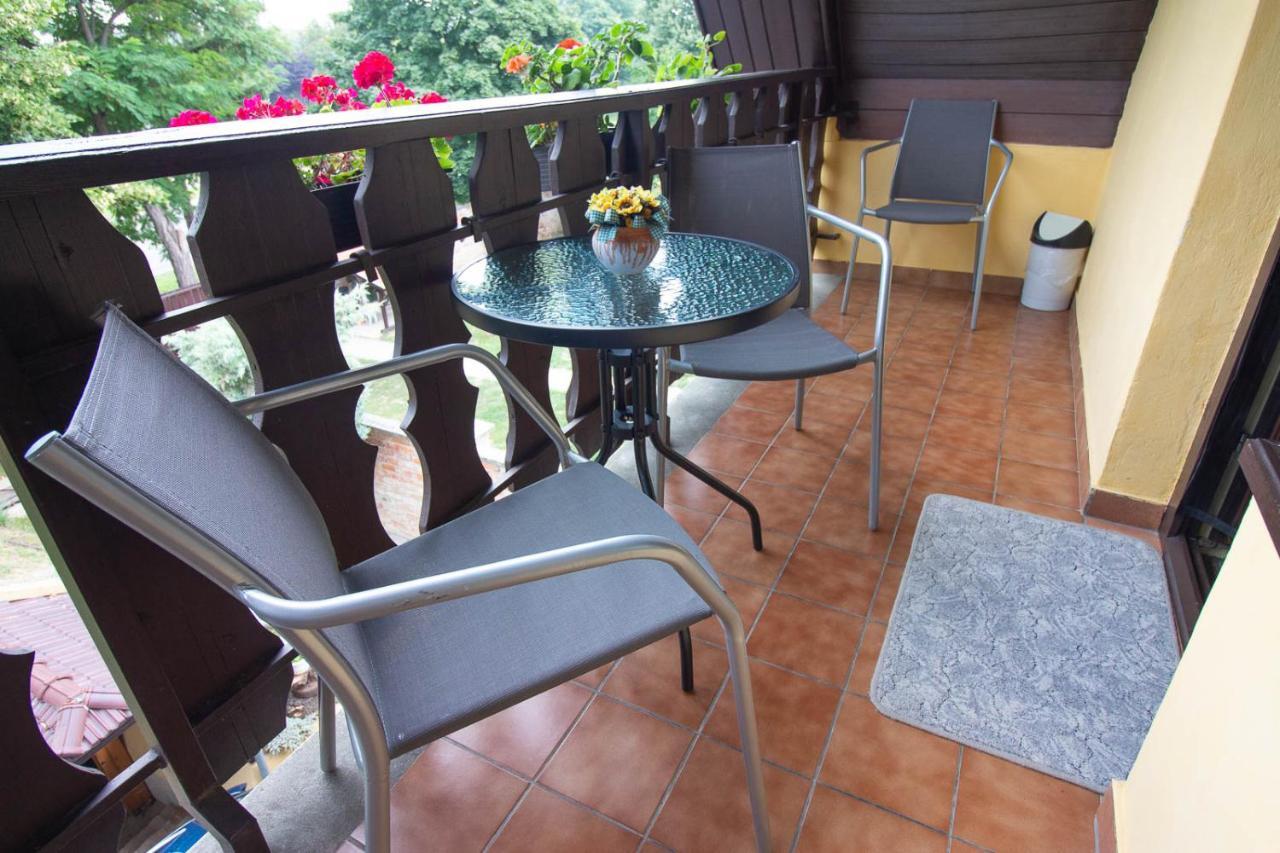 Emi Vendeghaz Hotel Balatonszemes Bagian luar foto