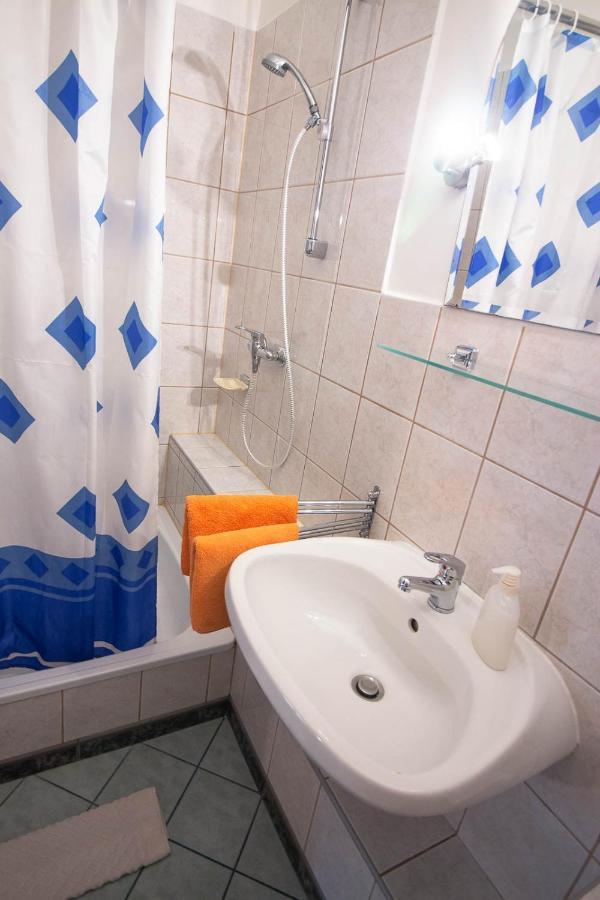 Emi Vendeghaz Hotel Balatonszemes Bagian luar foto